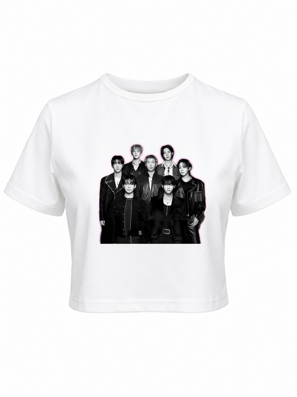 Baby tee Bts OT7 fondo rosa blanca